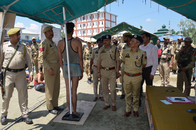 DGP Dr S P Vaid inspecting recruitment process in DPL Pulwama on Thursday.