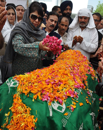 Chief Minister Mehbooba Mufti laying wreath on the body of Shanti Devi.