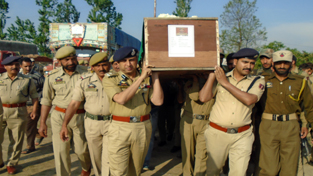 Body of policeman being taken for last rites in Kulgam. —Excelsior/Younis Khaliq