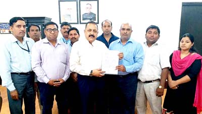 Union Minister Dr Jitendra Singh receiving a memorandum from a delegation of Govt of India's Multi-Tasking Staff (MTS) Employees, at New Delhi on Monday.
