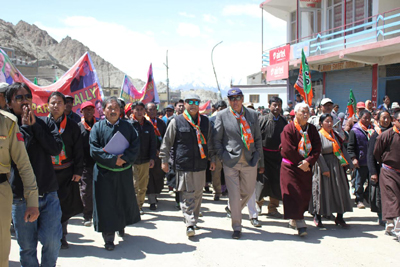 BJP leaders during ‘Jan Sampark Rally’ at Leh. — Excelsior/Stanzin
