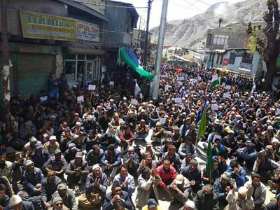 Huge protest rally against Government at Kargil.