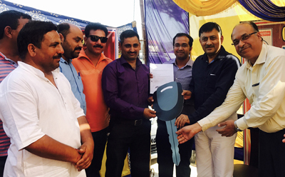 Vibodh Gupta handing over a replica of key to lucky winner of HP Doom Dhamaka at Rajouri.