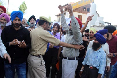 Members of Sikh community holding protest in Srinagar.