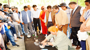 Expert from foreign explaning about Earth during ‘Sun and Earth Festival’ opening ceremony at Phyang village in Leh on Friday. — Excelsior/Stanzin