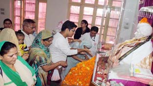 Devotees paying obeisance at Bhagawaan Gopinathji's Ashram at Udaywala Bohri on Wednesday. —Excelsior/Rakesh
