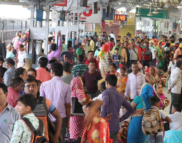 Huge rush of stranded passengers at Jammu Railway Station in view of cancellation of trains. —Excelsior / Rakesh