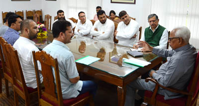 Governor NN Vohra interacting with delegation of cross LoC traders at Srinagar.