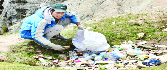 Billal Ahmed Dar engaged in cleanliness operation in Srinagar.