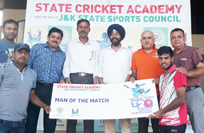 Former Ranji/Duleep Trophy cricketer Ashwani Gupta and other dignitaries presenting man of the match award to Suryansh Raina on Tuesday.