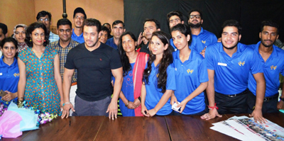 BGSBU Rajouri students posing with Bollywood superstar Salman Khan in Mumbai.