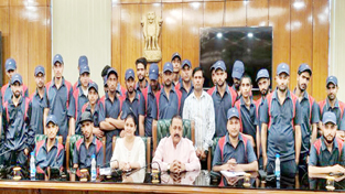 Union Minister Dr Jitendra Singh posing for photograph with a group of  high-school and college students from Jammu & Kashmir, who visited him at New Delhi.