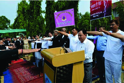 VS Bhau, Registrar Judicial, J&K High Court Jammu administering oath of cleanliness to all the participants during cleanliness drive organized by 166 Battalion CRPF at High Court, Jammu on Tuesday.