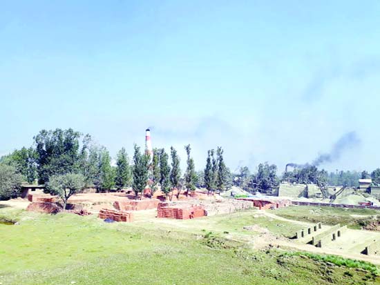 A brick kiln emits poisonous smoke at Somerbug area on the outskirts of Srinagar. —Excelsior / Younis Khaliq