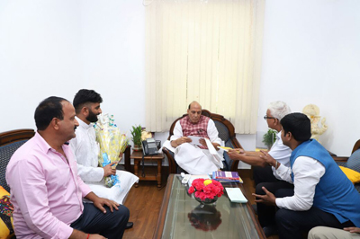 Baba Chanchal Singh & others apprising Rajnath Singh about various issues at New Delhi on Wednesday.