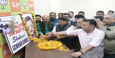 BJP & BJYM leaders paying tributes to Gowhar Hussain Bhat at Party Headquarters at Trikuta Nagar on Sunday. — Excelsior/Rakesh