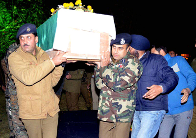 Police officers lending a shoulder to the coffin of Selection Grade Constable Abdul Salam who was martyred in Shopian district. (UNI)