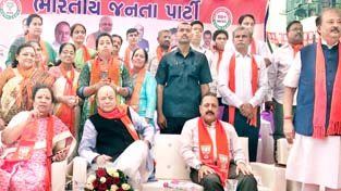 Union Finance Minister and BJP Election "Prabhari" Arun Jaitley, flanked by Union Minister and "Sah-Prabhari" Dr Jitendra Singh and local MP Darshanaben, at a public rally at Surat (West) constituency, Gujarat on Sunday.