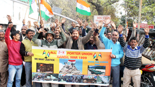 Army porters raising slogans during protest at Jammu on Sunday. — Excelsior/Rakesh