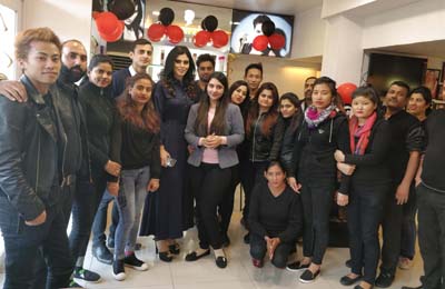 Mrs India Universe 2017, Anisha Safaya, posing with staff of ‘The Headmasters Salon & Spa’ at Jammu.