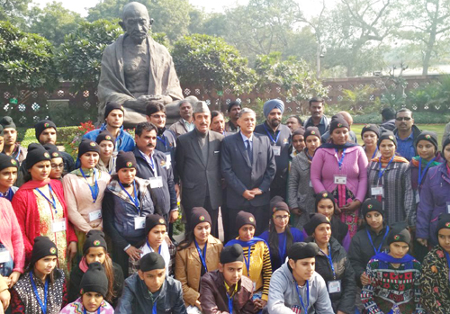 Students of ‘Healthy India, Stronger India’ posing along with former Chief Minister, J&K Ghulam Nabi Azad in Delhi.