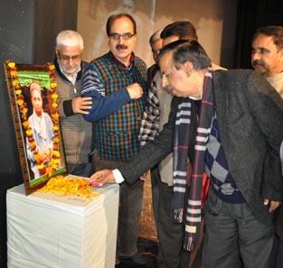 Prof Amitabh Mattoo, Advisor to CM and other dignitaries paying tributes to Master Zindeh Kaul at Jammu on Sunday.