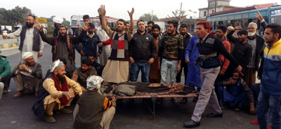 People protesting with dead body of the girl on NH near Kotta in Hiranagar on Wednesday. —Excelsior/Pardeep