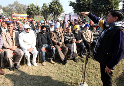 Rajiv Chuni addressing PoK Displaced Persons at Jammu on Sunday. —Excelsior/Rakesh