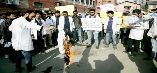 Students and doctors at Government Dental College and Hospital Srinagar during their protest.-Excelsior/Shakeel