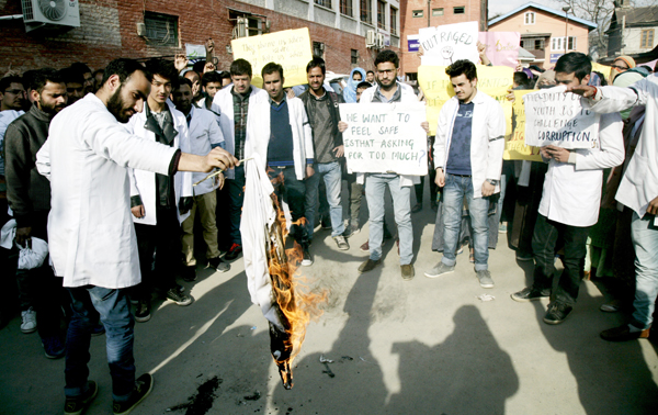 Students and doctors at Government Dental College and Hospital Srinagar during their protest. -Excelsior/Shakeel