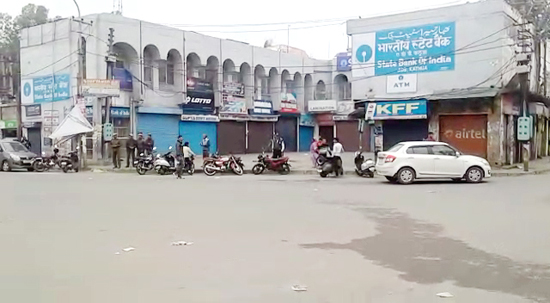 A market in Kathua wearing deserted look as town observed total bandh on Saturday. —Excelsior/Pardeep