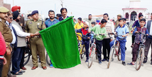 Cyclists being flagged off in Samba.