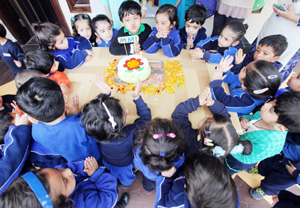 Little Montessorians of MMI Pre School, Jammu branch celebrating 1st foundation day of the school with cake cutting ceremony. -Excelsior/ Rakesh