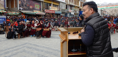 A Congress leader addressing the gathering during Chorahai Pe Charcha at Leh on Friday. —Excelsior/Morup Stanzin