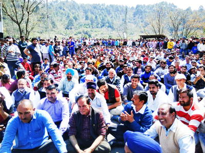 Nowshera people staging protest on Jammu-Poonch National Highway. -Excelsior/ Bhat