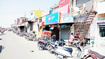 Deserted Hiranagar market as town observed complete bandh on Friday. -Excelsior/ Pardeep