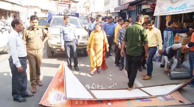 JMC and Traffic Police officials during an anti-encroachment drive in Jammu on Tuesday.