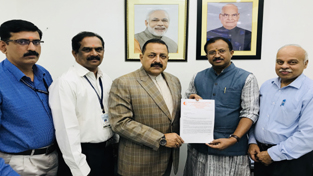 A delegation of Kerala BJP leaders presenting a memorandum to Union Minister Dr Jitendra Singh, at New Delhi on Wednesday.