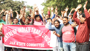 CITU activists and rehri wallas protesting in Gandhi Nagar area of Jammu on Wednesday. —Excelsior / Rakesh