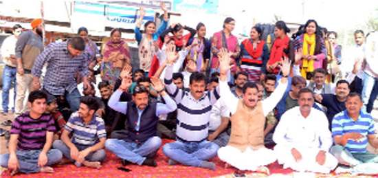 Activists of Kandi Belt Movement during a protest against garbage dumping near Degree College Mishriwala in Jammu.