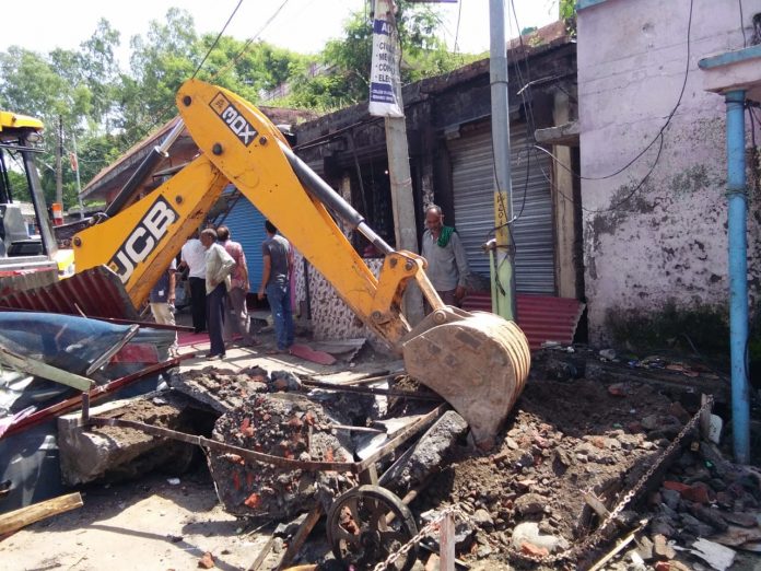 Encroachments being removed in Kathua on Monday. —Excelsior/Pardeep