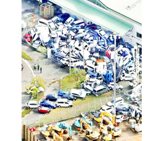 Vehicles damaged by Typhoon Jebi are seen in Kobe, Western Japan. (UNI)