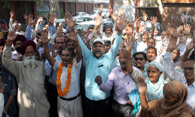 PoJK DPs staging protest near Press Club in Jammu on Thursday. —Excelsior/Rakesh
