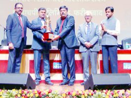 Union Minister R K Singh giving away Best Rated Power Station Award to Salal.
