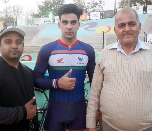 Ace cyclist Bilal Ahmed posing along with dignitaries after claiming gold medal.