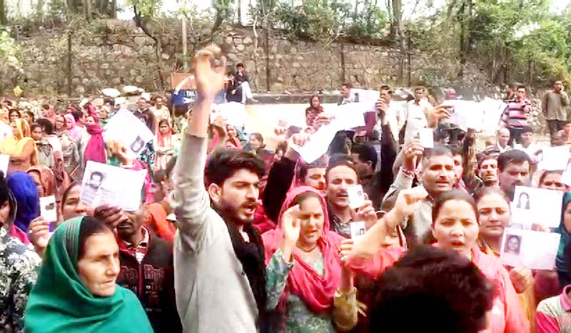 Talwara migrants protesting against district administration on Thursday. -Excelsior/Karandeep