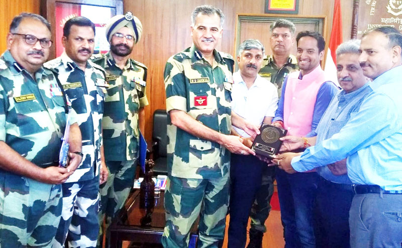 Delegation of PHDCCI presenting a memento to IG BSF, Jammu Frontier.