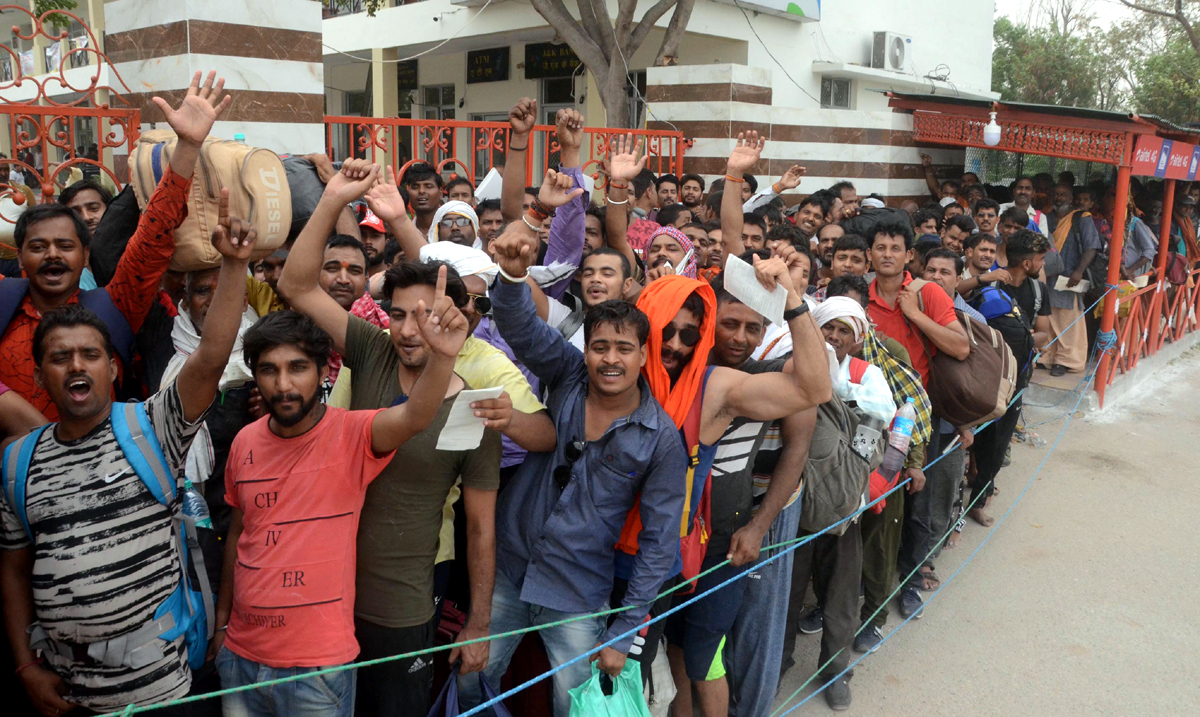 Shri Amarnath bound yatries in long queues waiting to enter Bhagwati Nagar Yatri Niwas on Friday. -Excelsior/Rakesh