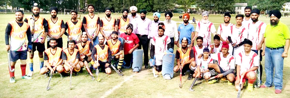 Singhpora Club and Srinagar Academy pose with special guest before start of the match.