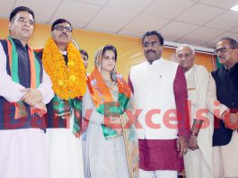 Congress leader, Iqbal Malik and a woman Sarpanch from Darhal posing with BJP national general secretary, Ram Mandhav and other senior leaders after joining the party at Jammu on Monday. -Excelsior/Rakesh